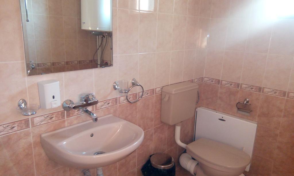 Madzhare Guest House Lorian מראה חיצוני תמונה